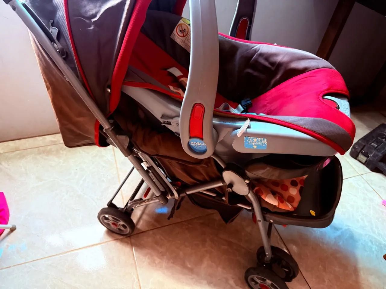 Carrinho de bebê + bebê conforto