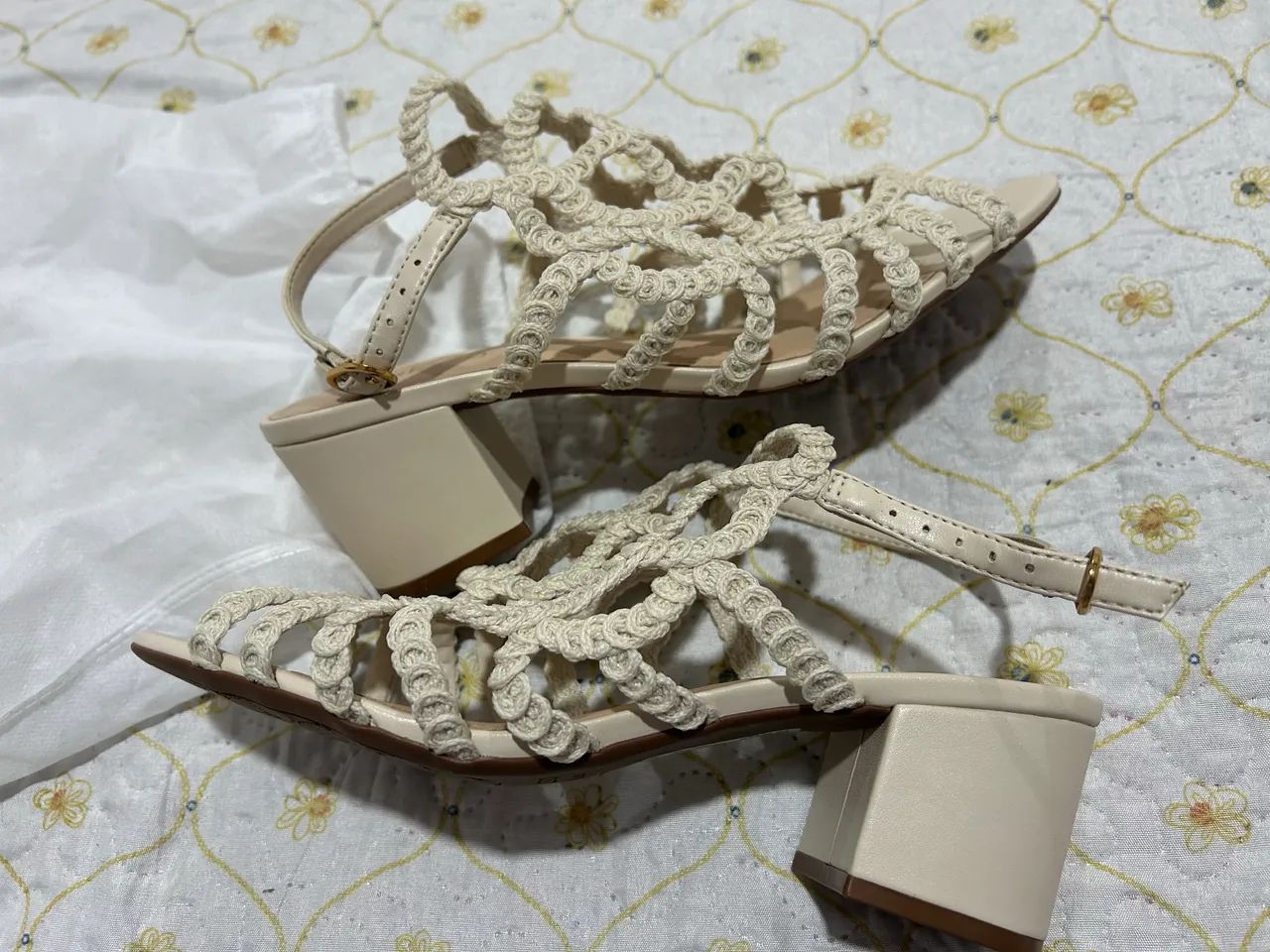 Vendo sandália Arezzo - Foto 4