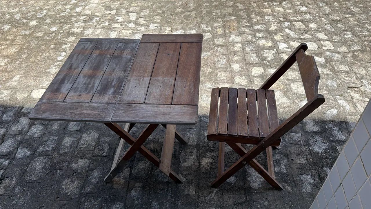 Mesa com cadeiras de madeira 