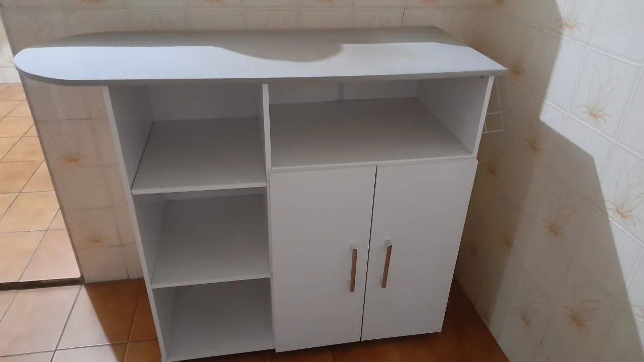 Passadeira de roupas com armário 