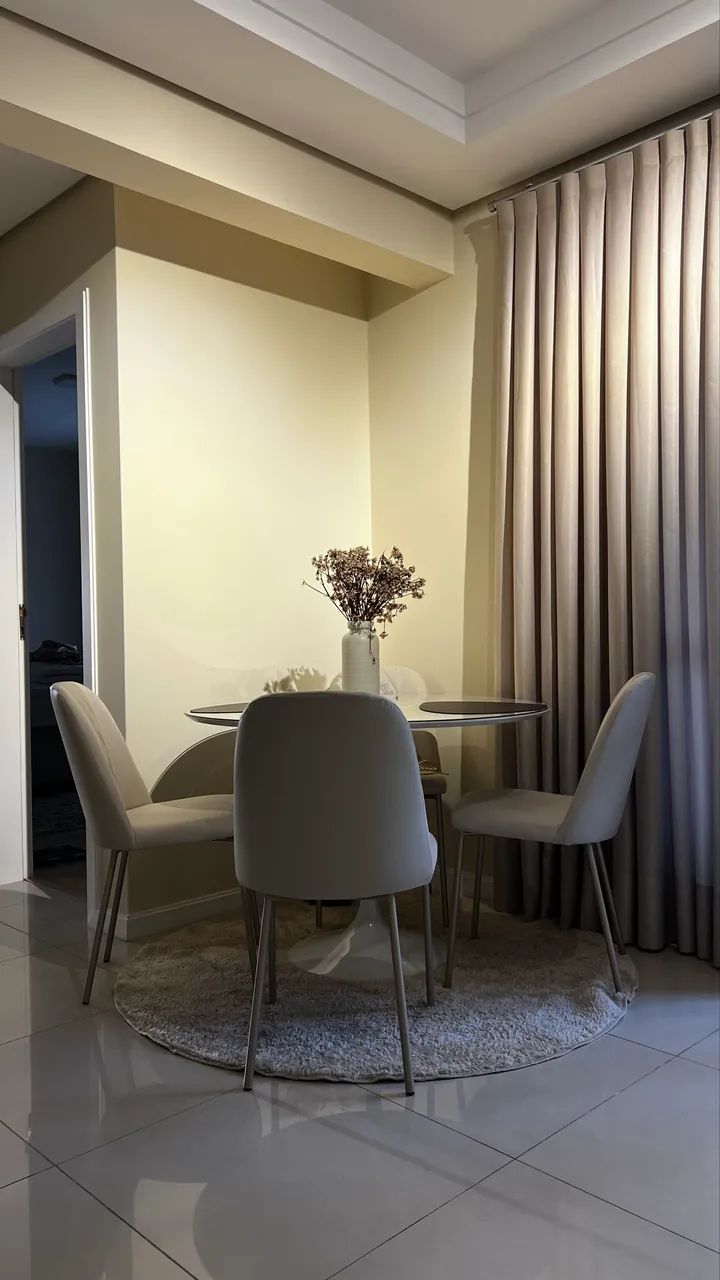 Mesa Sarineen com cadeiras 
