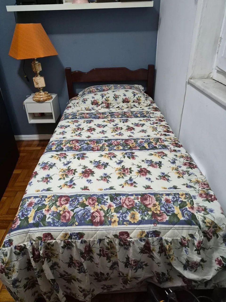 Cama de solteiro de madeira.