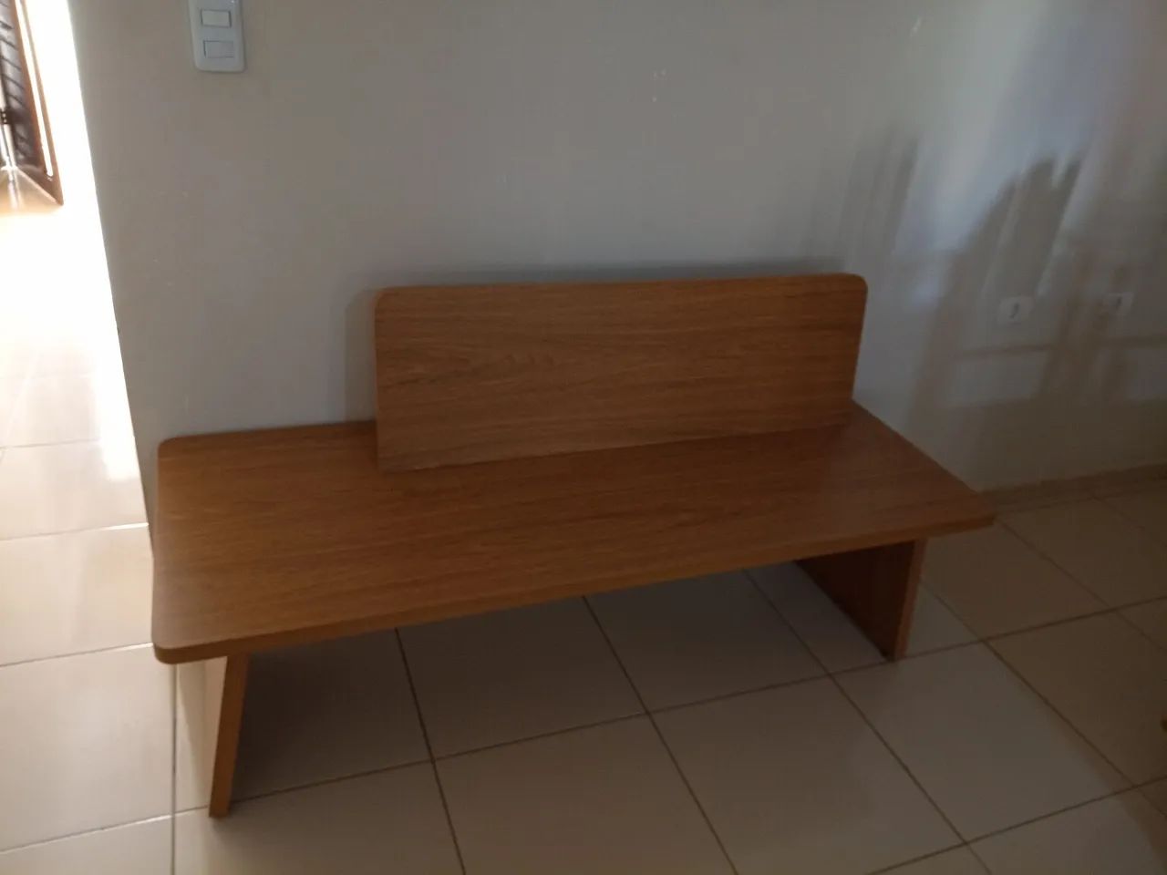 Dois Bancos de Madeira com Encosto - Estilo Moderno e Sofisticado - Foto 2