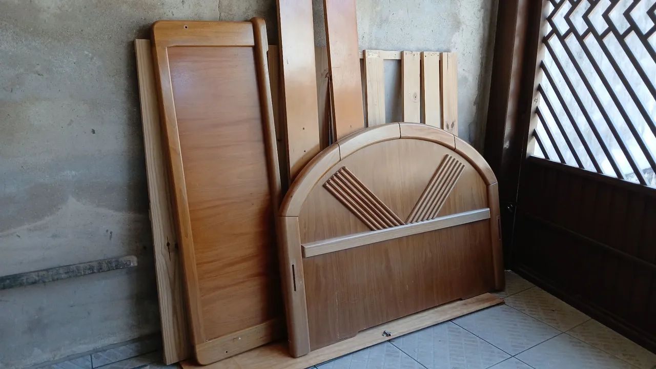 Cama de casal de madeira maciça 