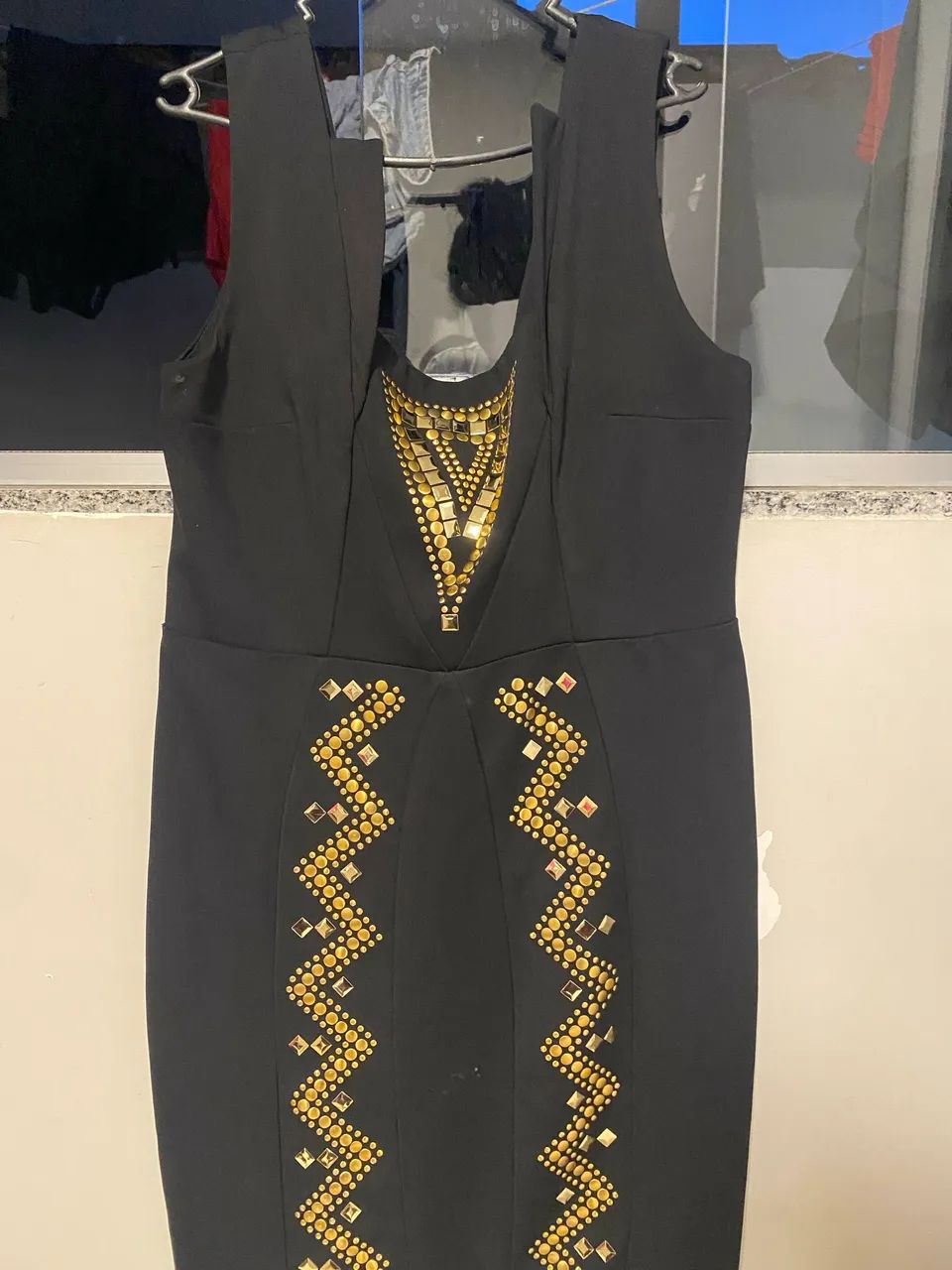 Vestido preto com detalhes dourados 