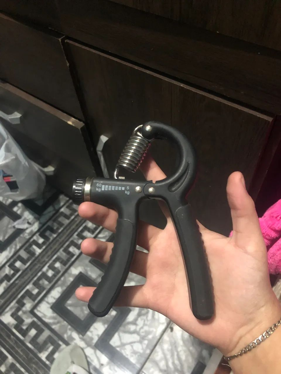 Hand grip 