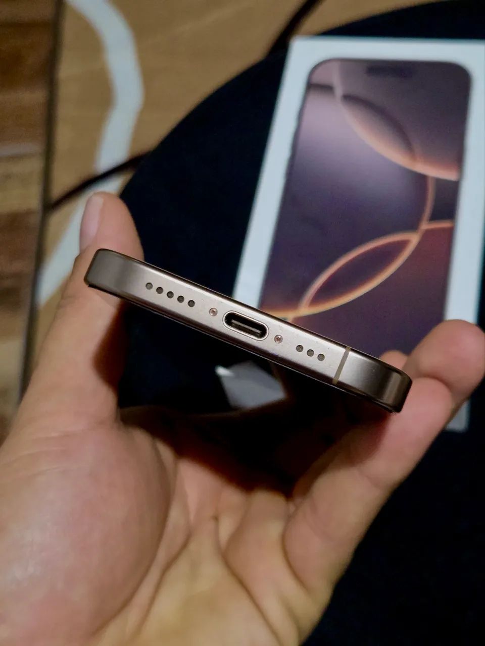 Vendo IPhone 16 pro Titanium Desert - Foto 4