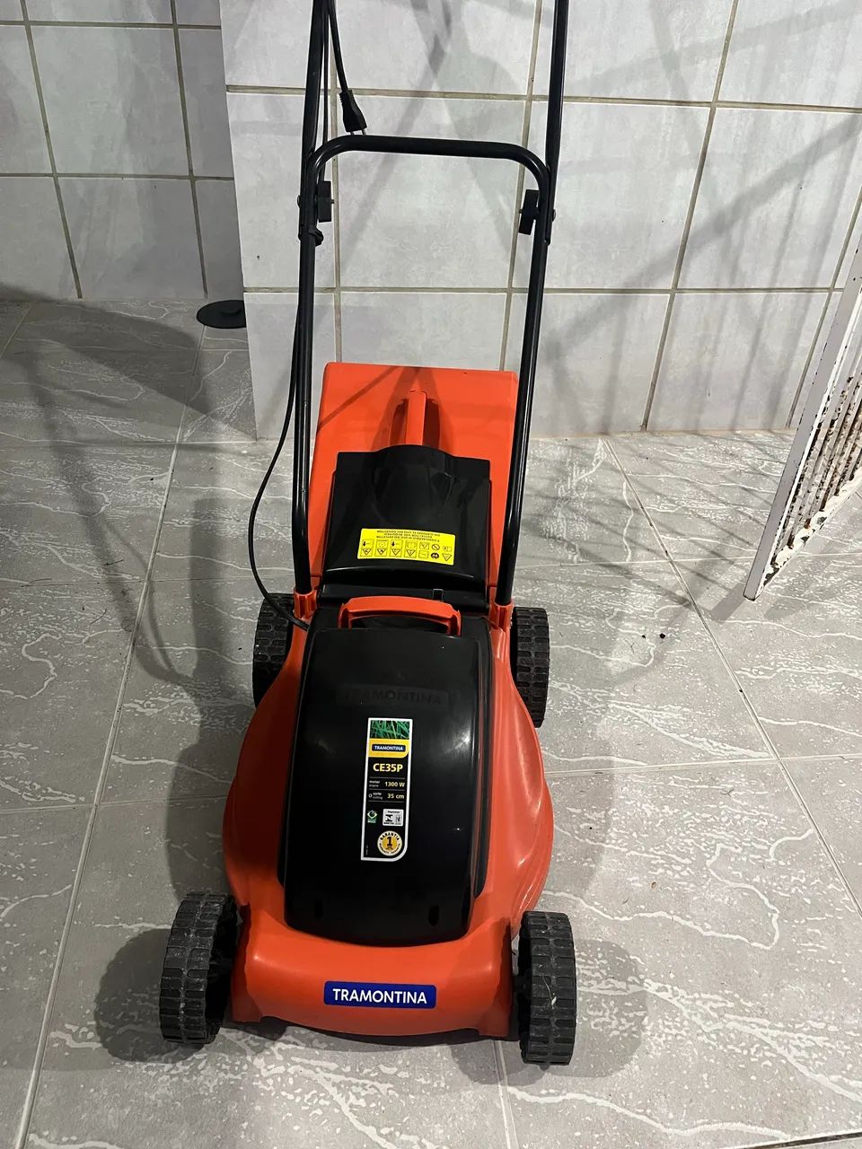 Cortador de grama elétrico. 