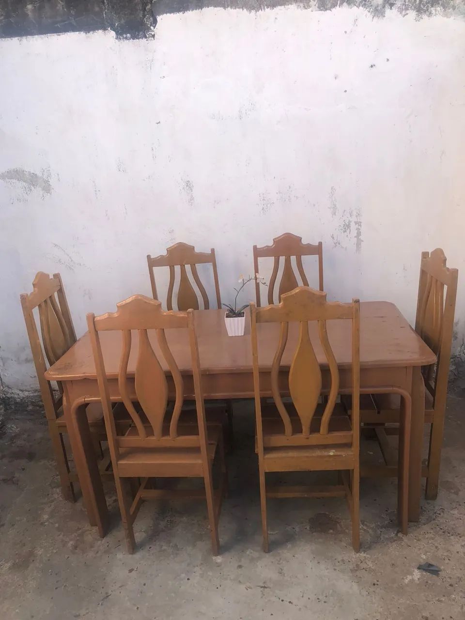Mesa de madeira angelim pedra semi nova com seis cadeiras pra vim buscar aqui em prazeres 