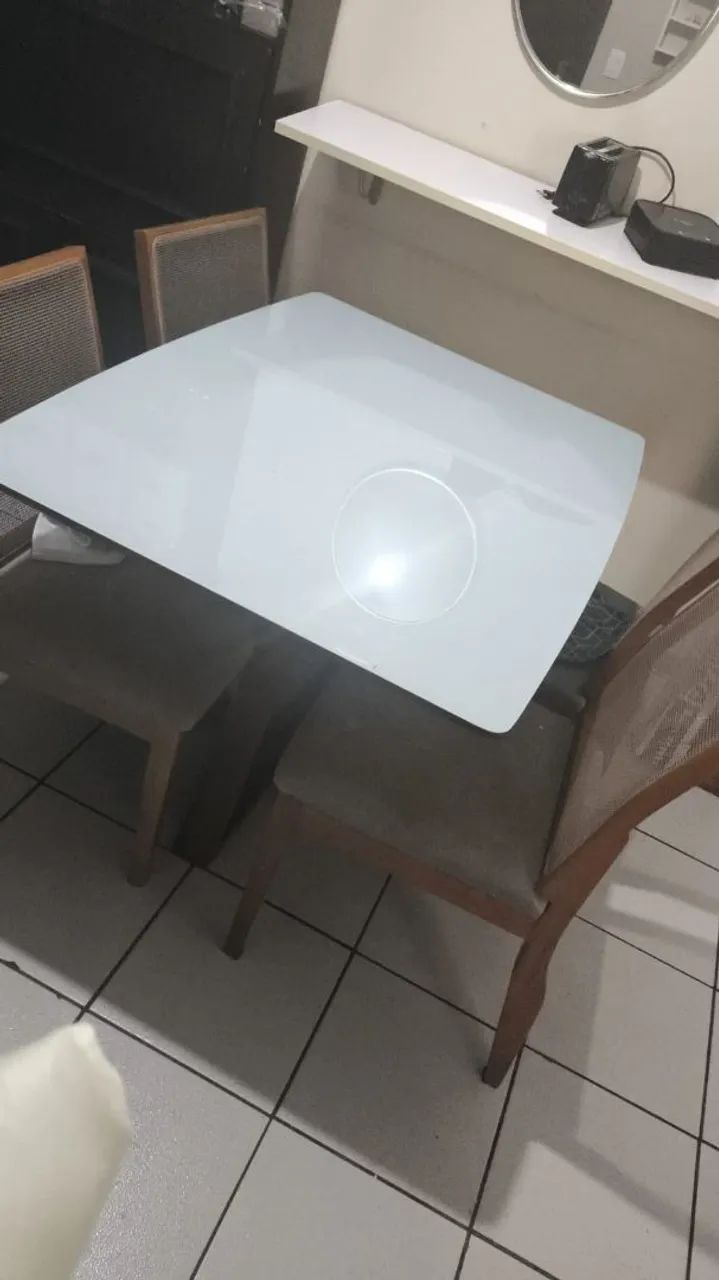 Mesa com 4 cadeiras 