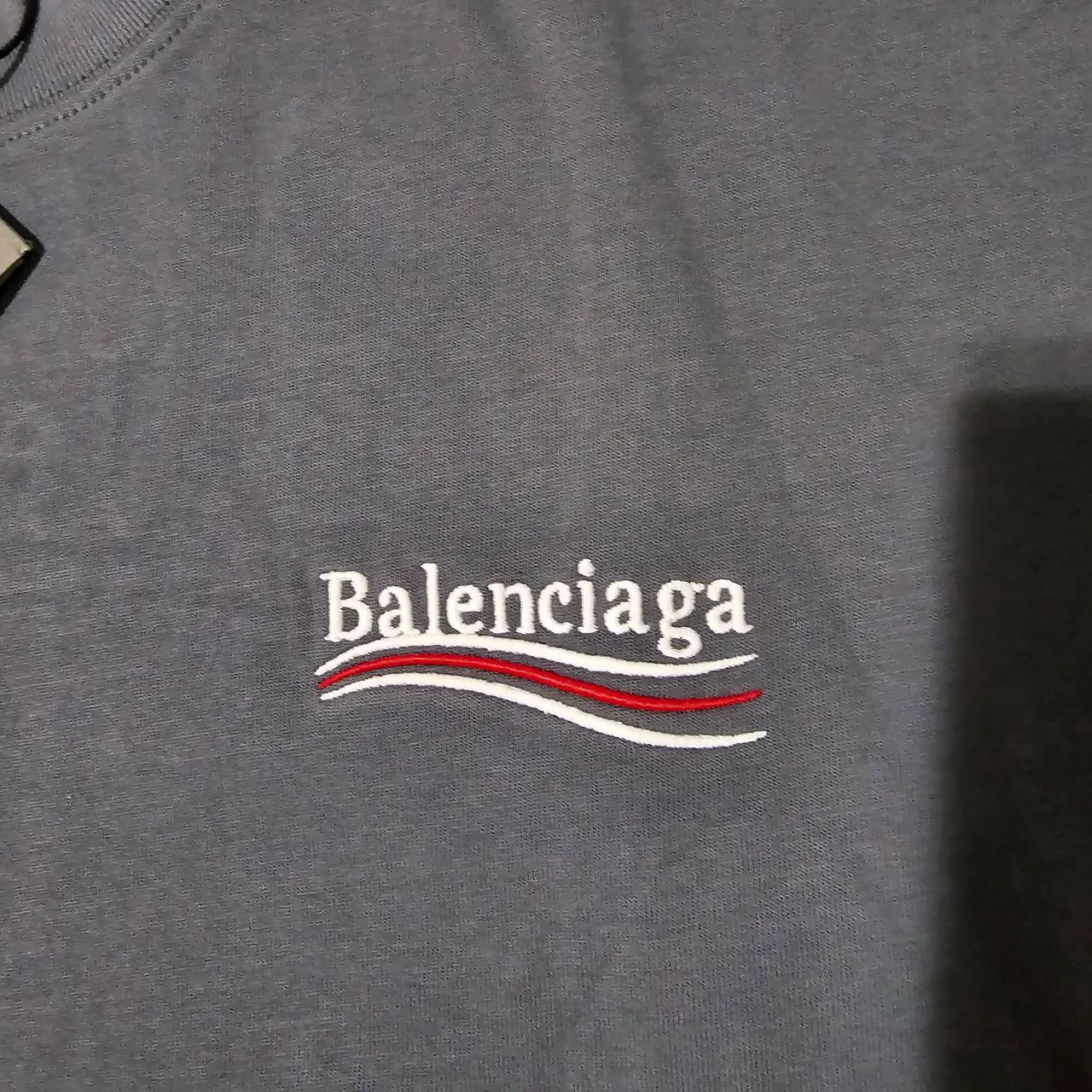 Camiseta balenciaga cinza - Foto 2