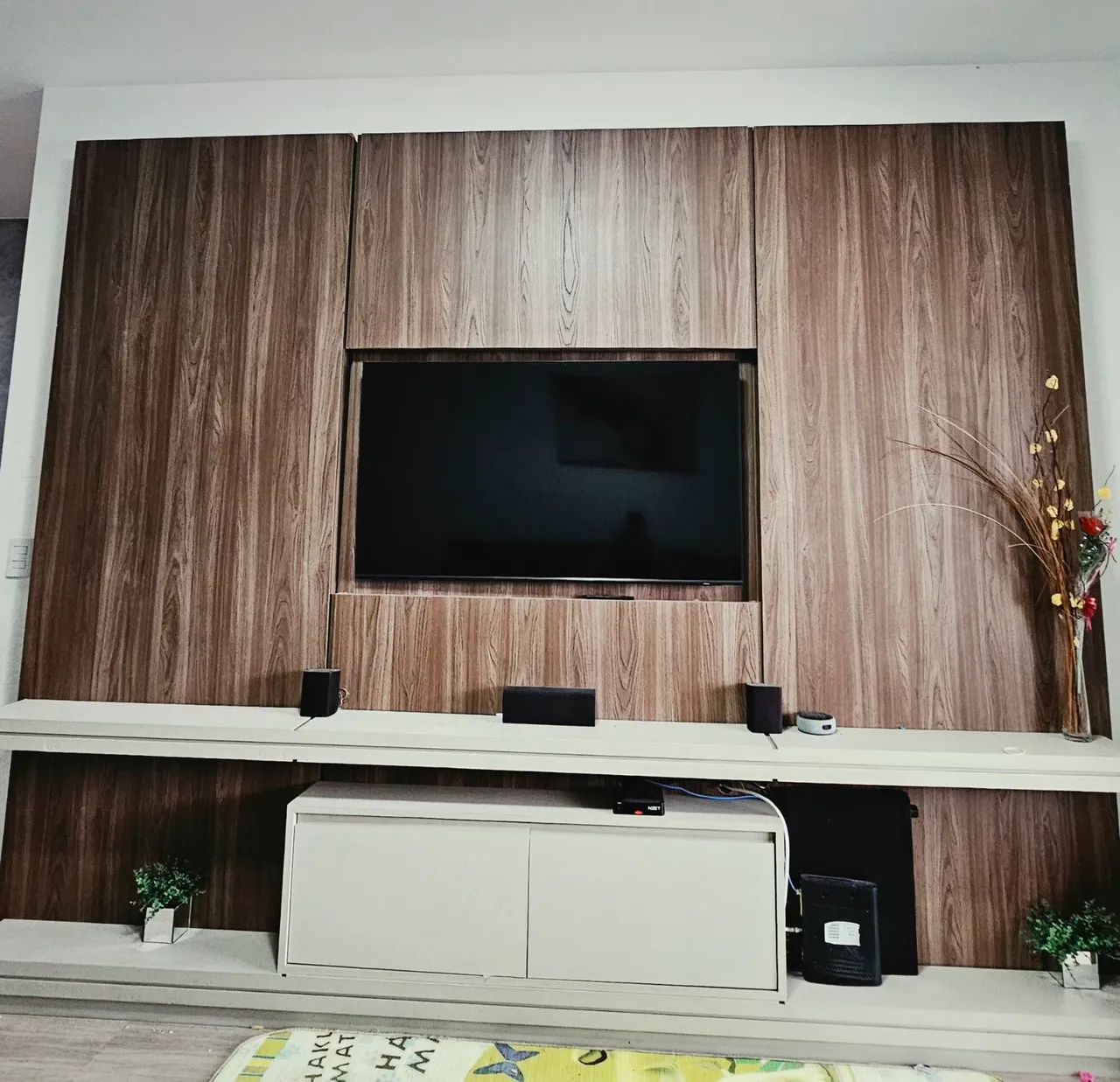 Painel madeira para TV **BAIXEI**