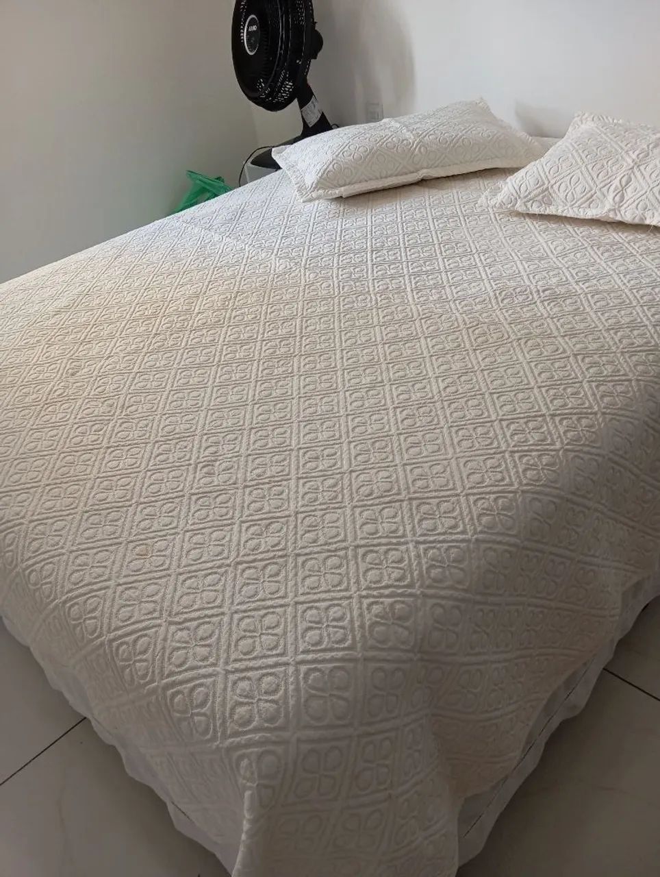 Colcha branca acolchoada de casal com porta travesseiros - Foto 4