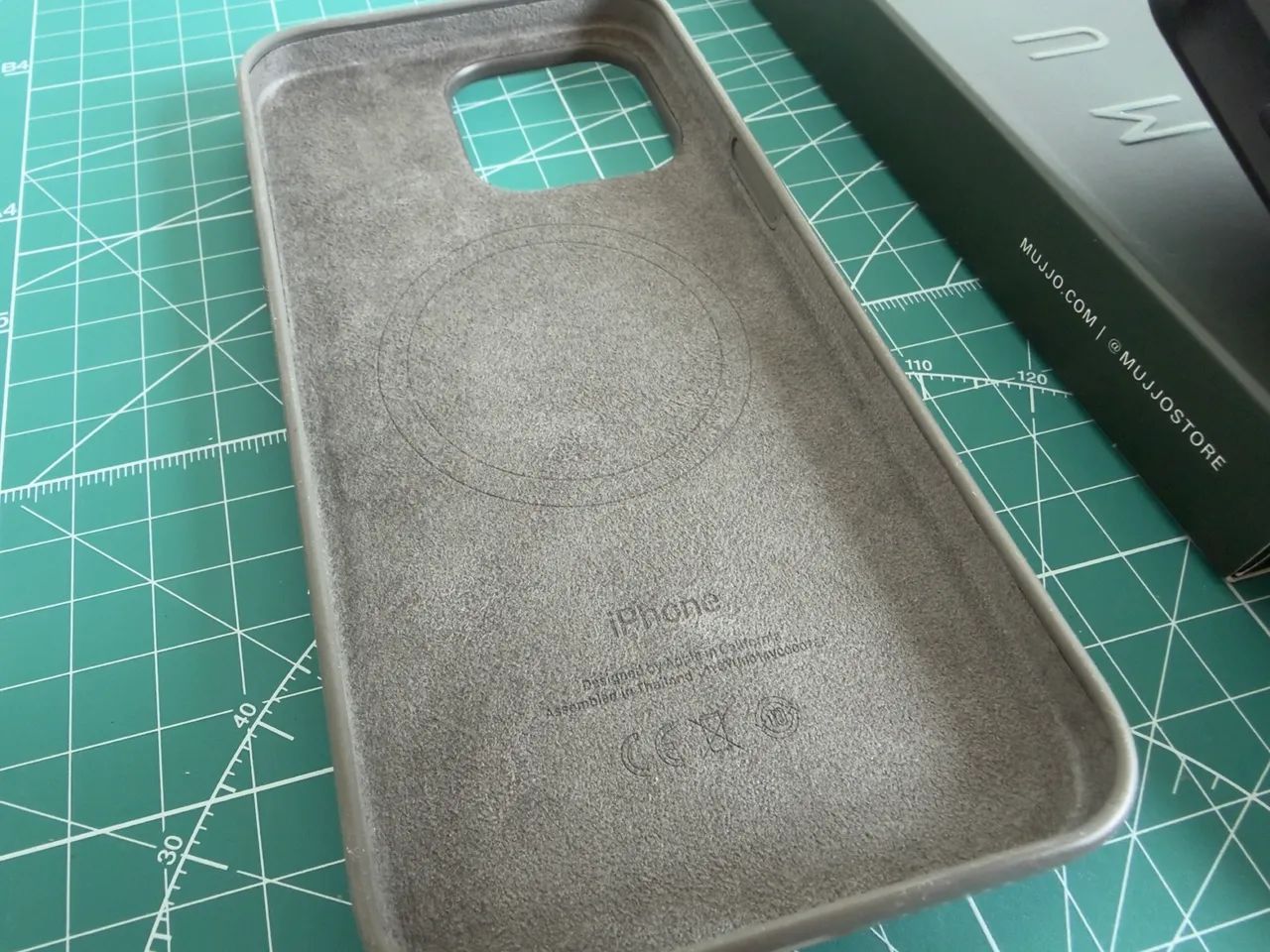 Lote com 3 capinhas para iPhone 15 Pro Max - Mujjo, Apple e Spigen - Usadas - Foto 3