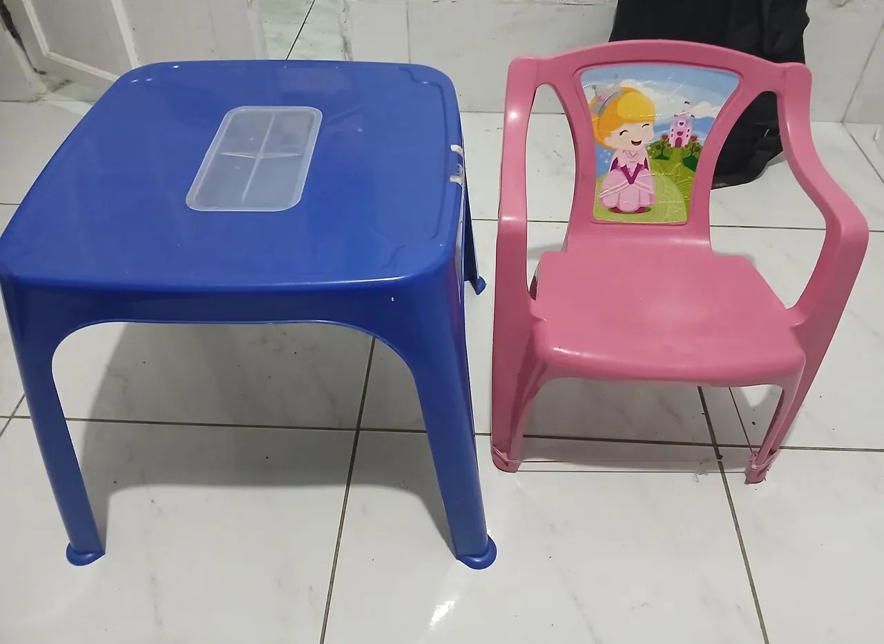 Mesa infantil com suporte e cadeira.