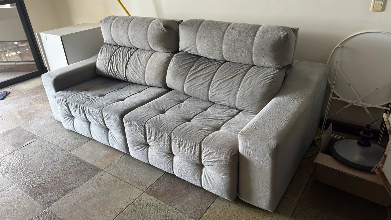 Sofá retrátil cinza suede de 2,5 metros - Foto 2