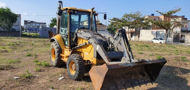 Vendo Retroescavadeira Volvo BL60B 4x4 Gabinada Ano 2012