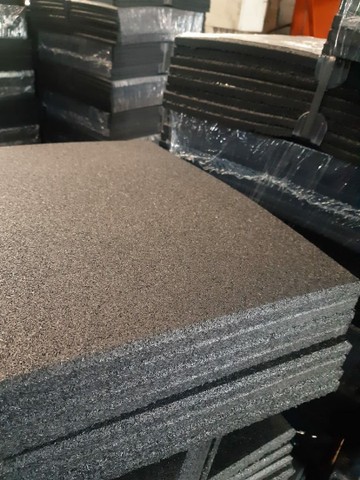 Piso de 15mm 50x50cm para aerea crossfit R$ 18,95  - Foto 2