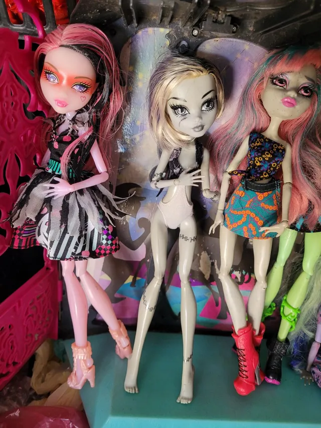Boneca Usada Monster High - Cleo de Nile - Coleção Monstros, Câmara e Ação  - Original