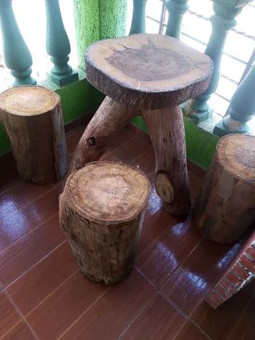 Mesa de tronco de madeira mais 3 banquinho de tronco 