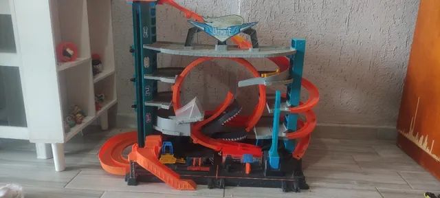 Hot Wheels City Ultimate Garage com Ataque de Tubarão