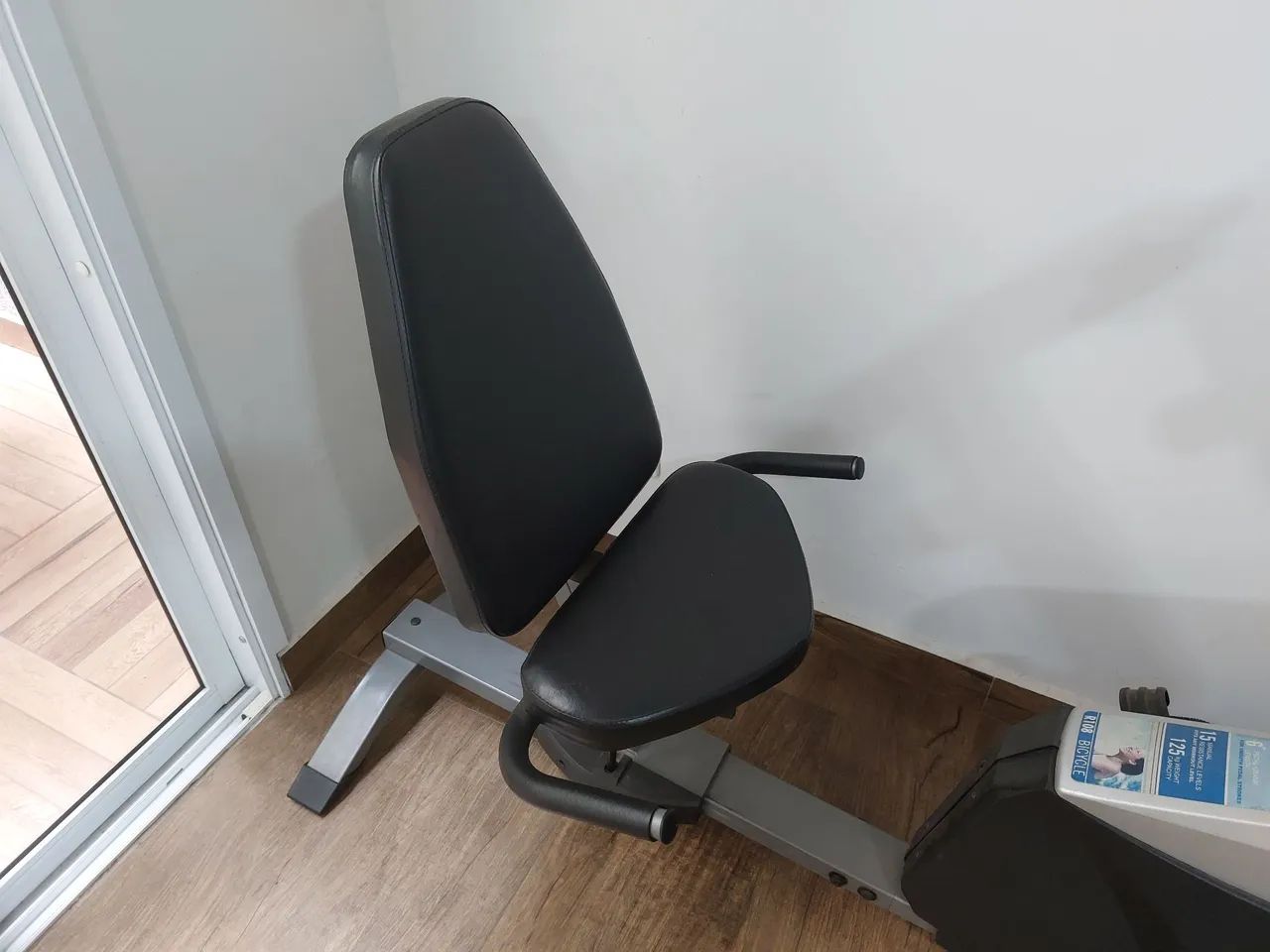 Bicicleta Ergométrica Reclinada Treo Fitness R108 - Foto 2