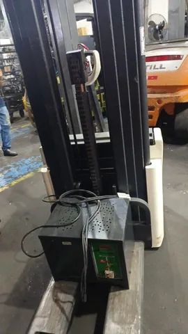 Paleteira elétrica Crown, capacidade 1.600Kg c/ torre 5.300mm - Foto 3