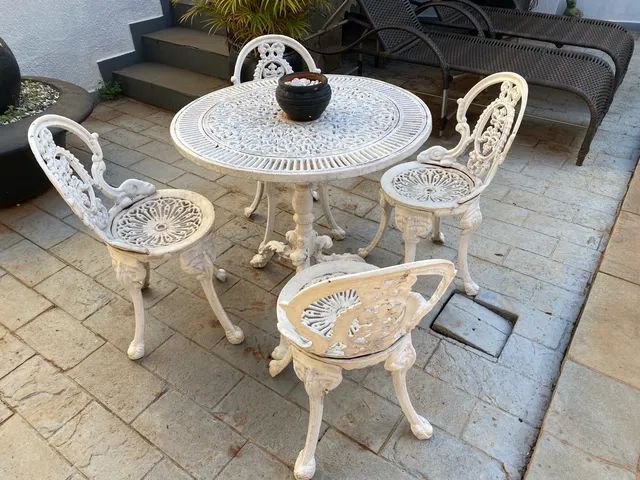 Conjunto de mesa e cadeiras de ferro fundido área externa