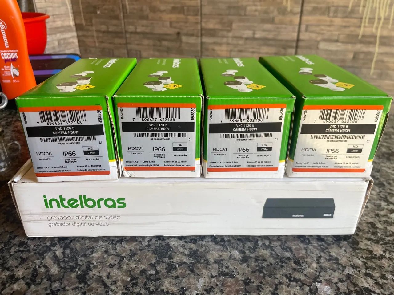 Dvr 4 canais intelbras com 4 câmeras. 