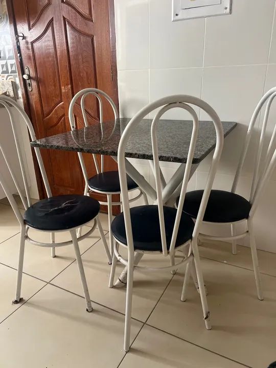 Mesa de mármore com 4 cadeiras  - Foto 2