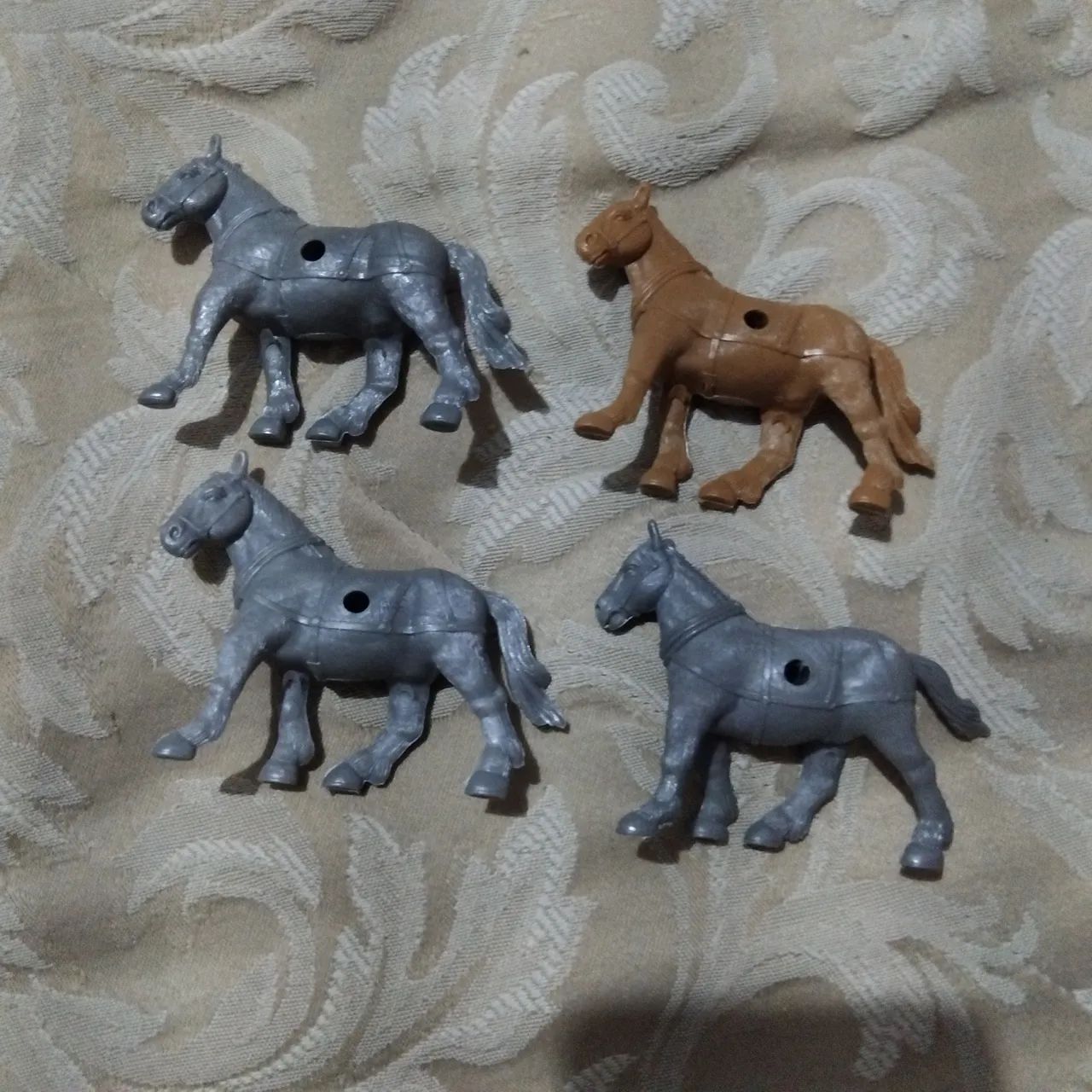 Quatro miniaturas cavalos carruagem forte apache