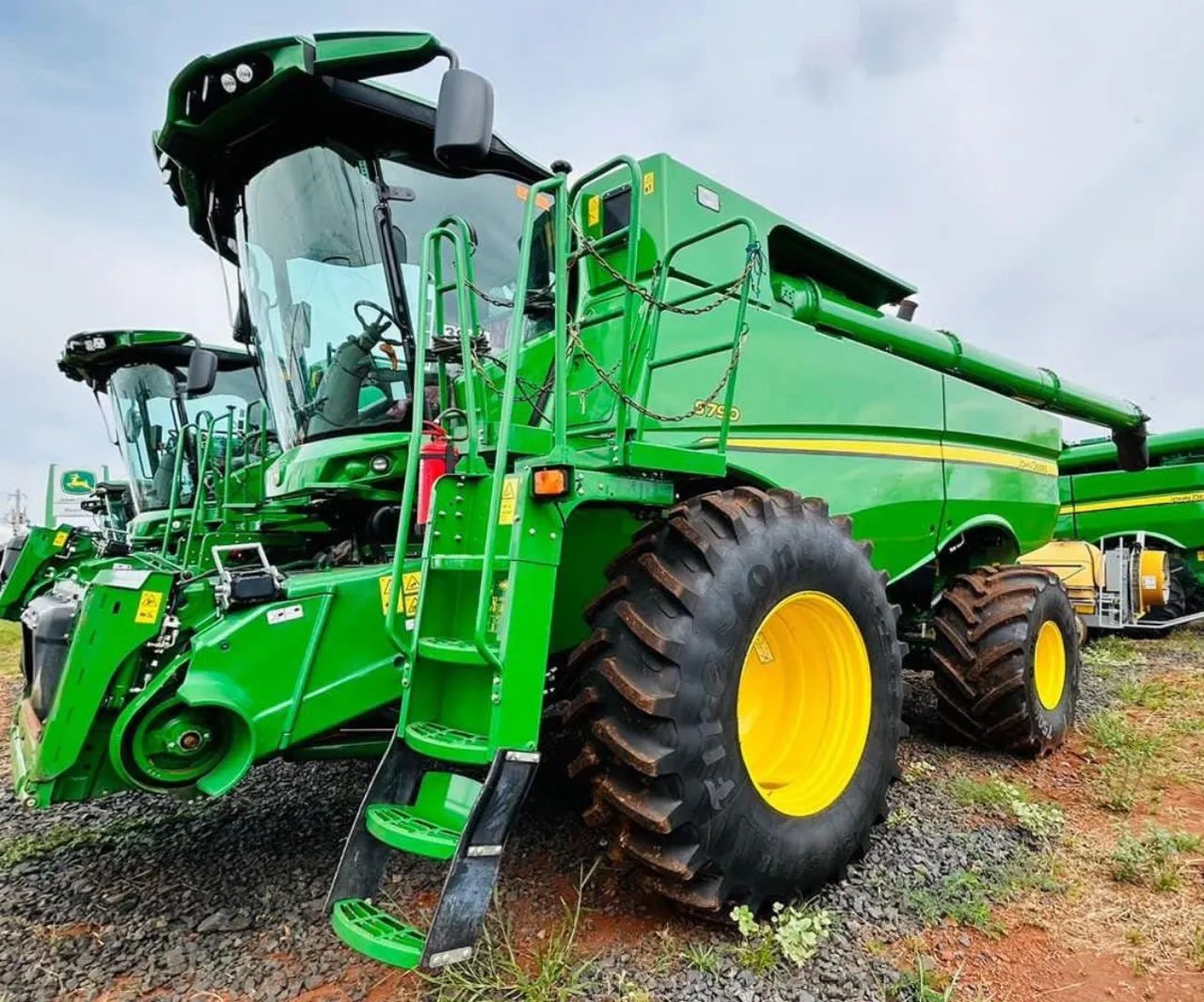 Colheitadeira John Deere S790 ano 2021 com 550 horas de motor e 350 horas, em MG