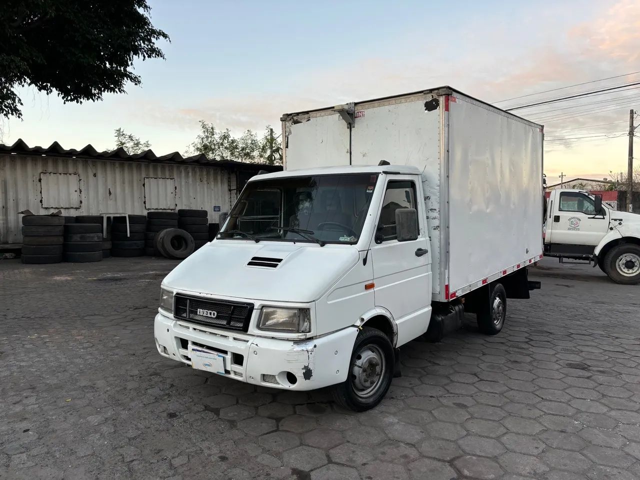 Iveco Daily 3513 ano 2005/2006 no bau rodagem simples categoria B