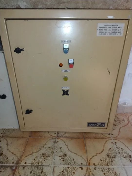 Vendo quadro elétrico em perfeito estado de conservação.