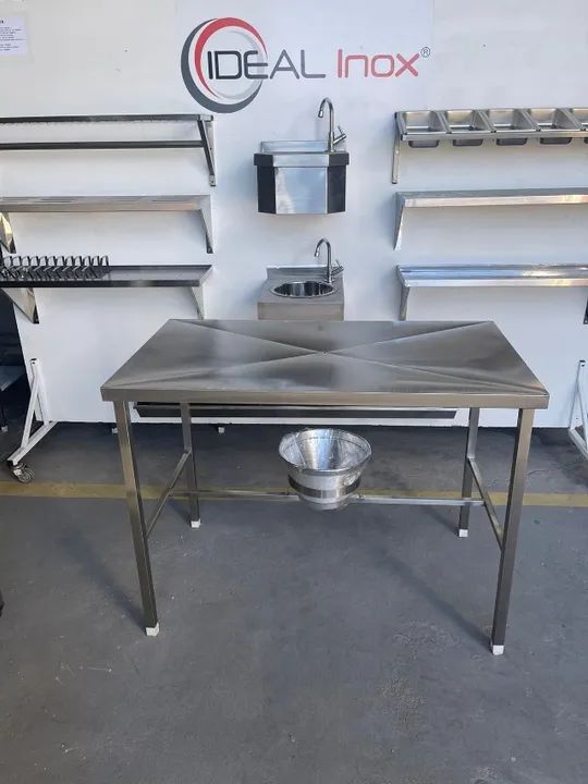 Mesa para veterinario, com balde coletor em inox
