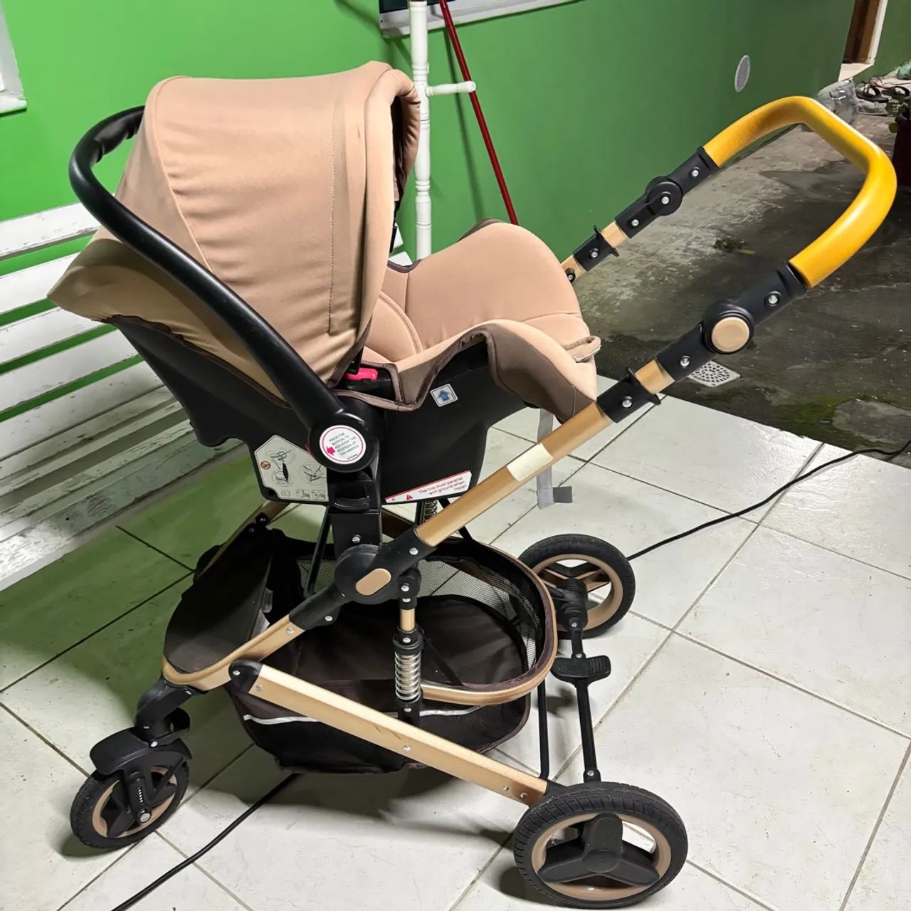 Carrinho que vira bebê conforto .