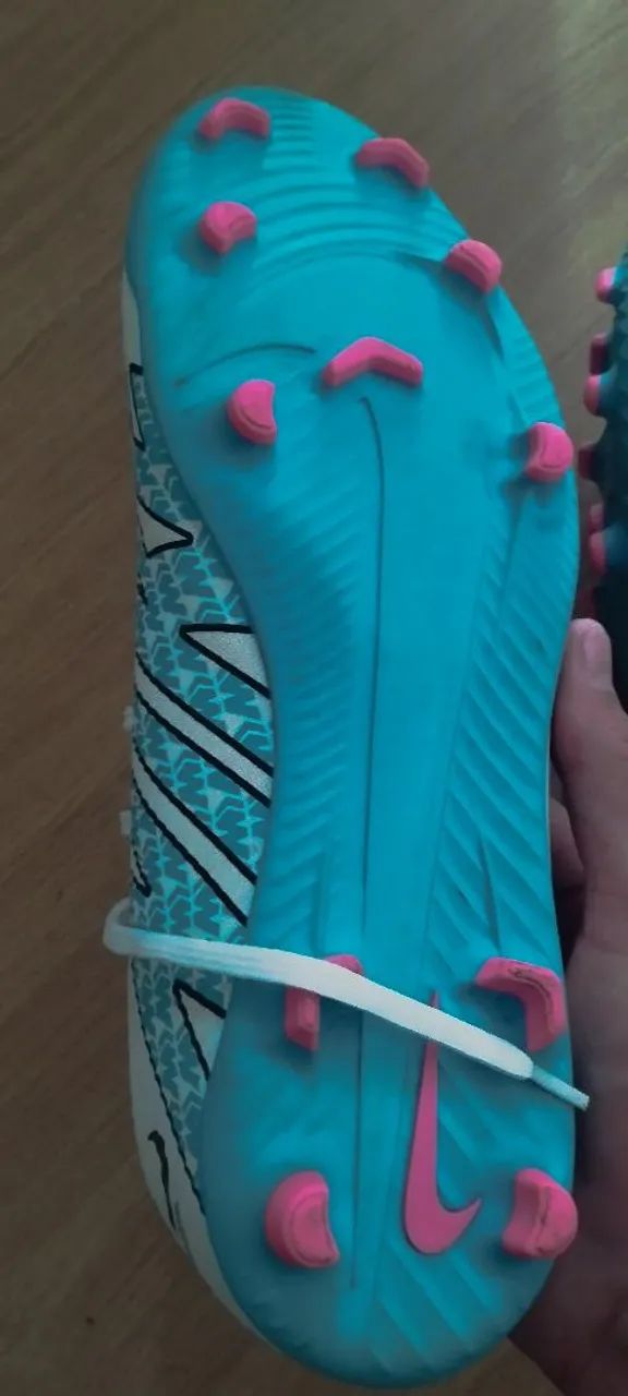 Chuteira Nike Mercurial Superfly 9 Academy.