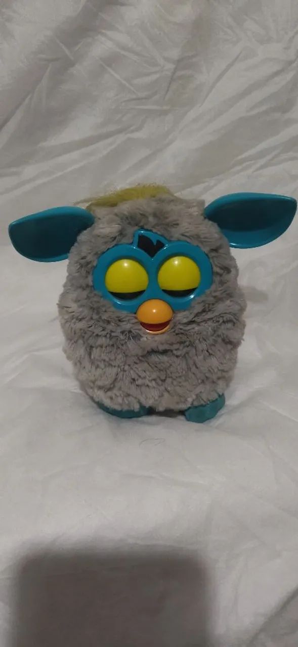 Furby cinza com olhos azuis