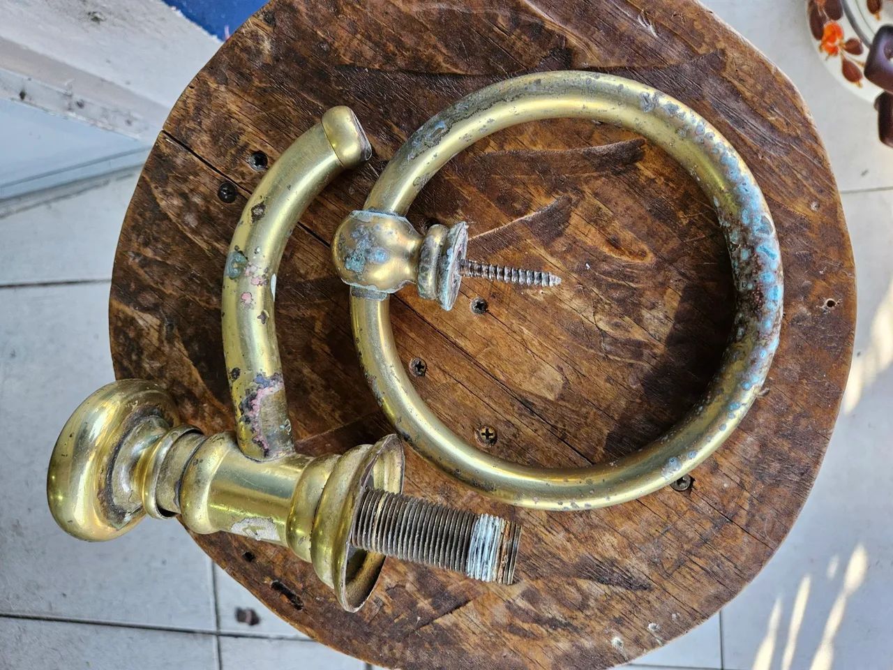 Torneira e toalheiro em latão