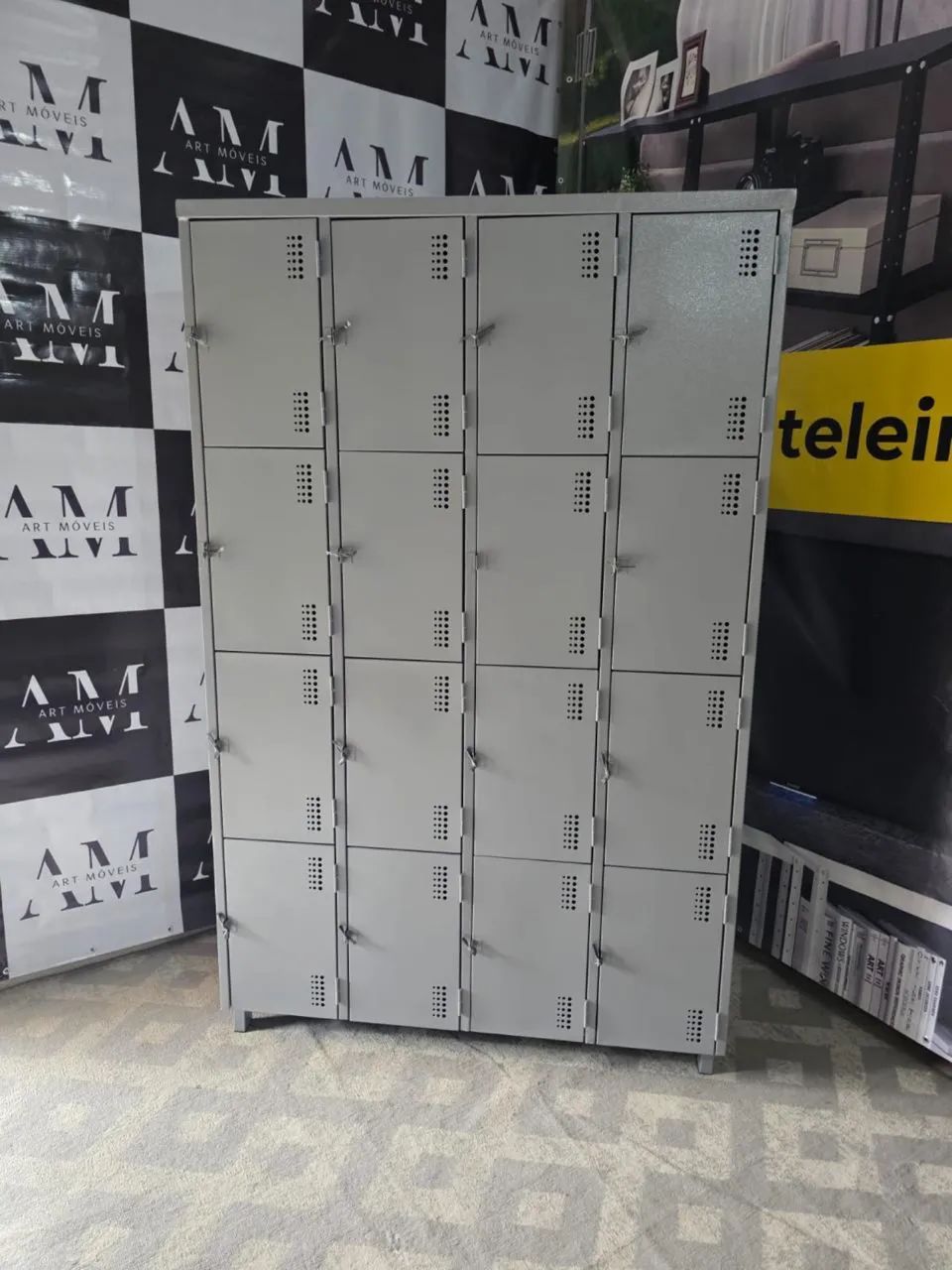 Roupeiro em aço com 16 portas 