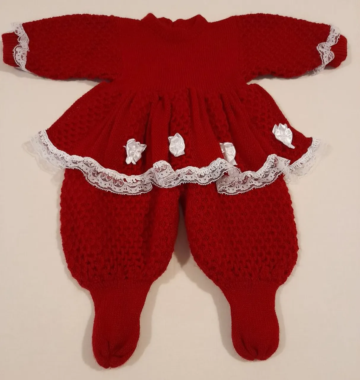 Conjunto de roupa de bebê vermelho com detalhes