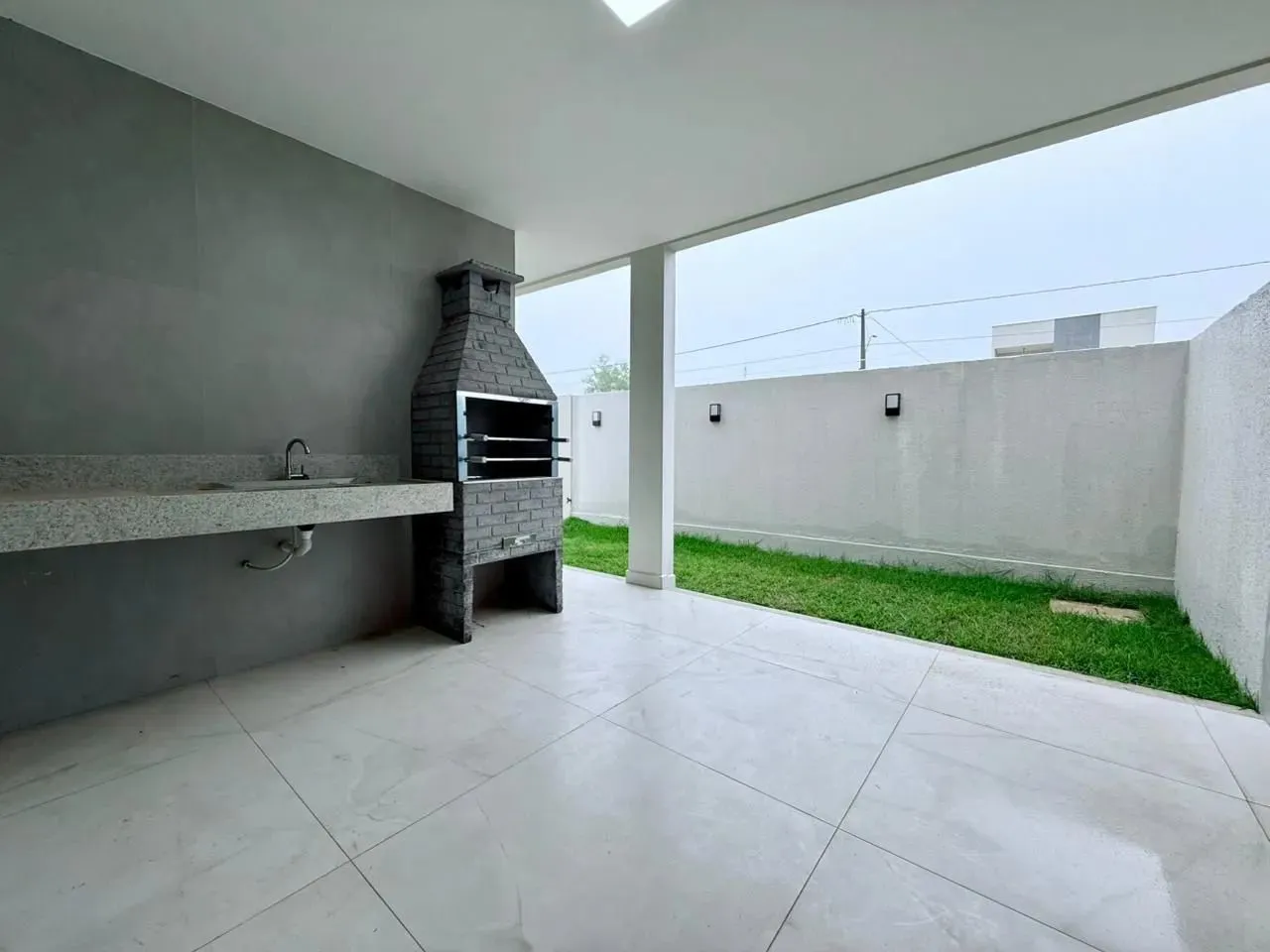 Excelente Casa Dentro de Condomínio Fechado Com 03 Suítes