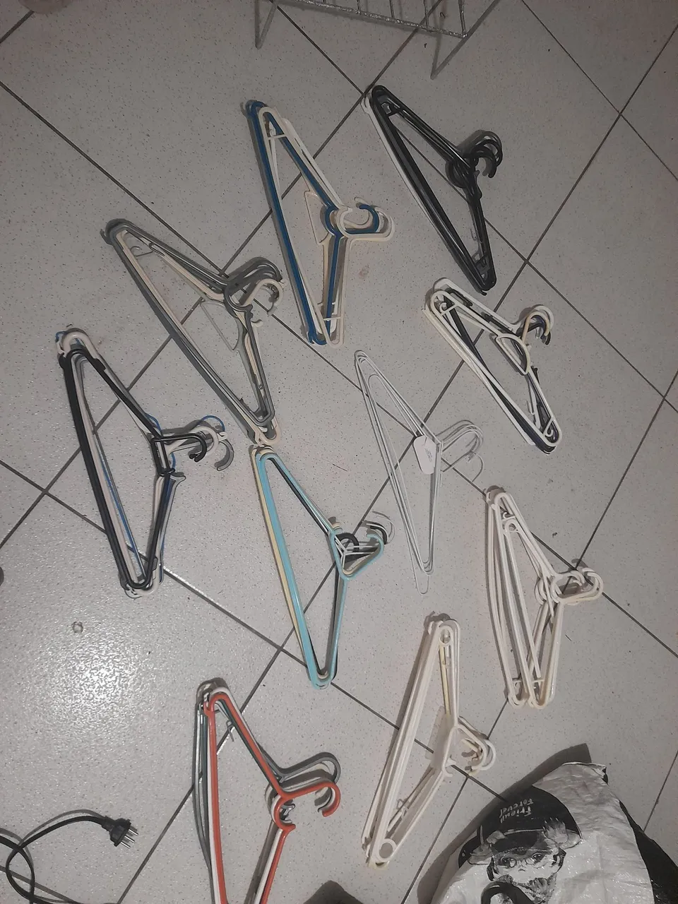 5 Cabides de Plástico Diversos por 6 reais zap *