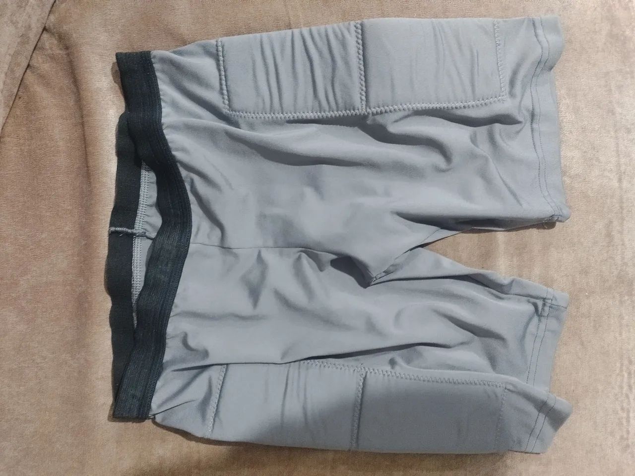 Shorts de Compressão Cinza com Proteção
