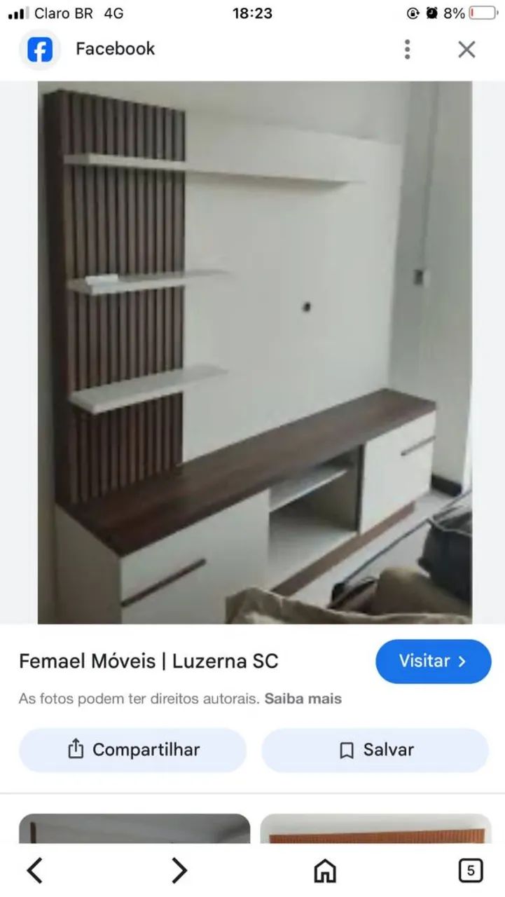 Painel para TV moderno com prateleiras e rack