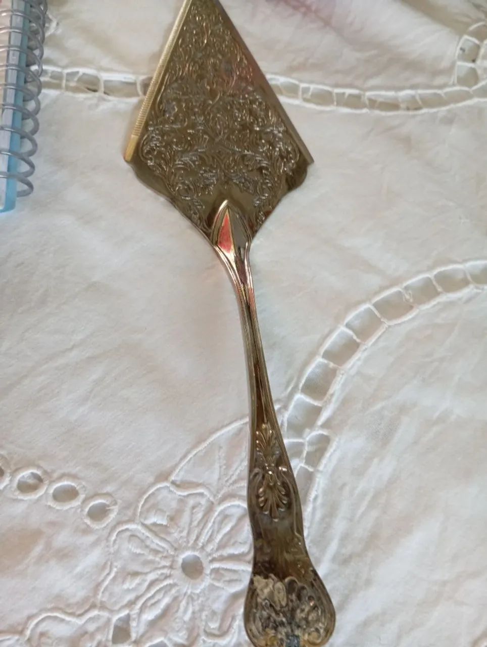 Uma espátula de bolo em prata