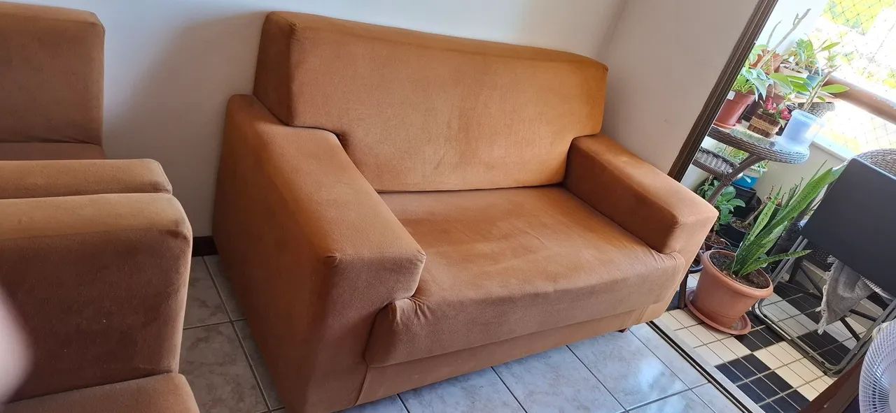 Conjunto sofá 2 lugares e 2 poltronas.