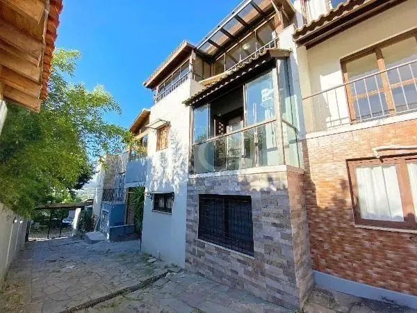 Casa Condominio em Porto Alegre, no bairro Ipanema, com 3 dormitório(s), e 3 banheiros, à