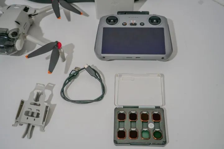 Drone DJI Mini 4 Pro FlyMore Combo - Foto 2