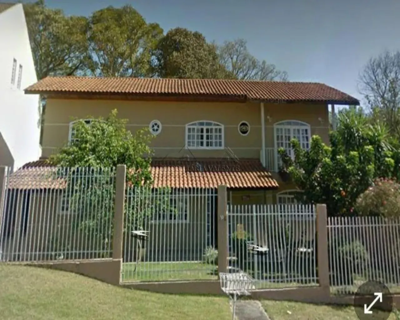 Sobrado à venda em Curitiba-PR, no bairro Santa Felicidade. 4 quartos sendo 1 suíte, 1 sal
